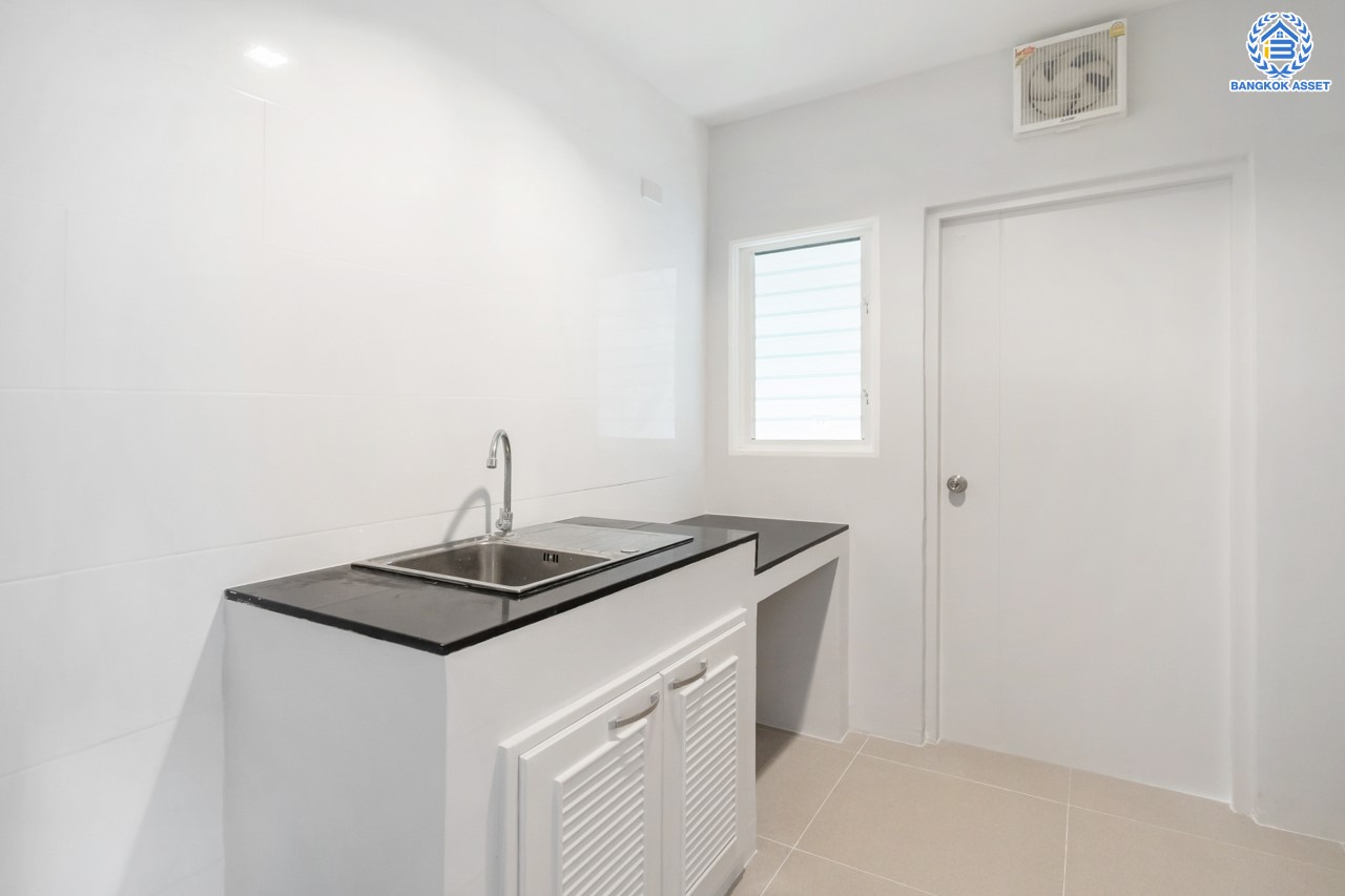 บ้านมือสองตกแต่งใหม่ แบรนด์ AP ม.เดอะซิตี้ ราชพฤกษ์ ตกแต่งหรูหราสไตล์ Modern บนเนื้อที่ 51.6 ตร.ว. ฟังก์ชันจัดเต็ม 4 ห้องนอน 3 ห้องน้ำ 2 ที่จอดรถ พร้อมรองรับครอบครัวขยาย เชื่อมต่อหลายเส้นทางทั้ง ถ.ราชพฤกษ์ ,ถ.รัตนาธิเบศร์ และถ.กาญจนาภิเษก และเพียง 5 นาทีถึงรถไฟฟ้า "สถานีบางพลู"